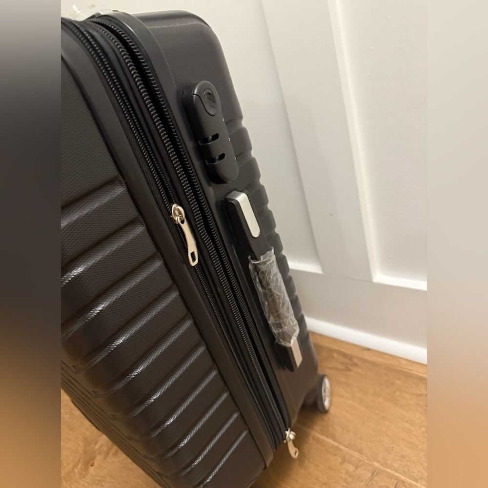 ALMOST NEW Madisson Varna 55cm suitcase - Picture 4 of 9